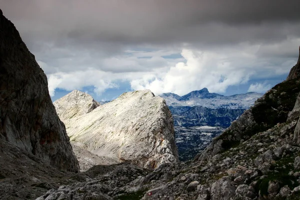 Cordilleras y picos agudos en Valle de los Lagos de Triglav, Alpes Julianos — Foto de Stock