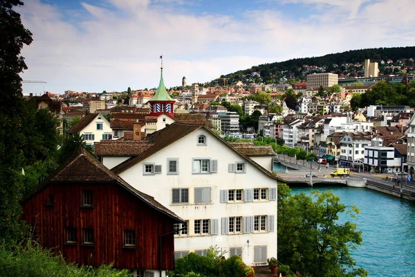 Vecchi edifici sulla riva del fiume di Limmat, Zurigo, Svizzera — Foto Stock