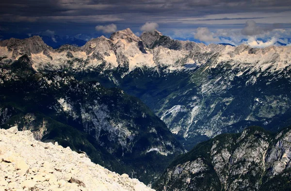 Valle del Trenta empinado con picos de Jalovec y Mangart, Alpes Julianos — Foto de Stock
