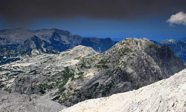 Calcário Veliko Spicje pico sob nuvens escuras, Julian Alps — Fotografia de Stock