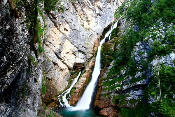 Slap Savica cachoeira na Eslovénia flui sobre penhascos musgosos — Fotografia de Stock