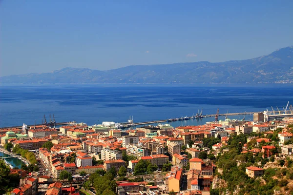 Paisaje urbano soleado de Rijeka, Croacia, con mar Adriático azul —  Fotos de Stock