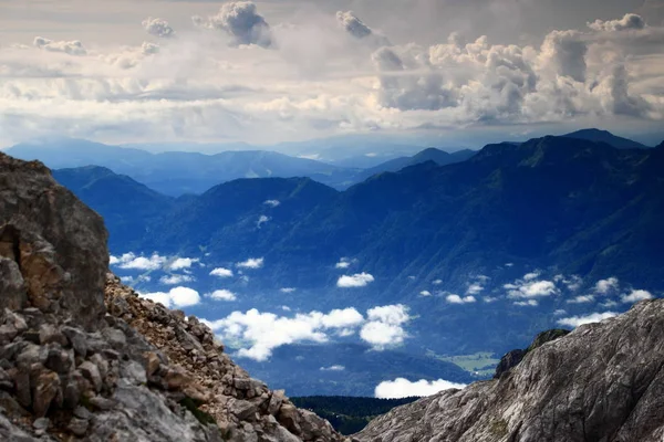 Nubes colgantes bajas sobre el valle de Bohinj, Alpes Julianos, Eslovenia — Foto de Stock