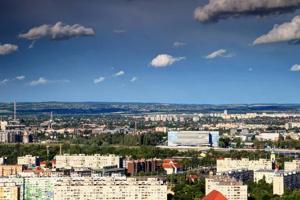 Будапешт міський пейзаж з Арена Дунаю і квартири блоків — стокове фото