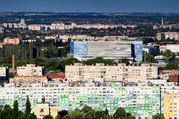 Coloridos bloques de apartamentos en Obuda, Budapest, con Danubio Arena — Foto de Stock