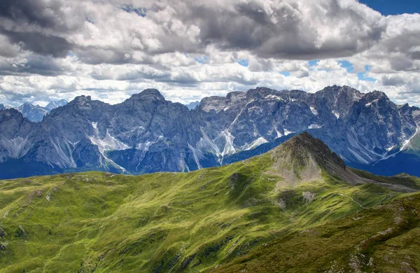 Grüne Hänge der Karnischen Alpen und Klippen der Sexten-Dolomiten — Stockfoto