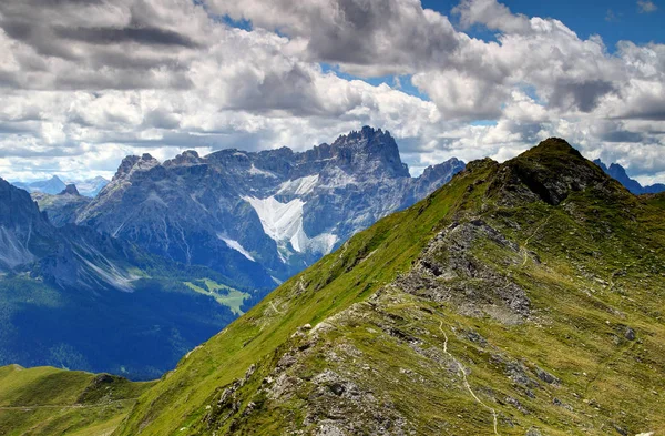 Grasbewachsene karnische Alpen mit schroffen Gipfeln der Sexten-Dolomiten, Italien — Stockfoto