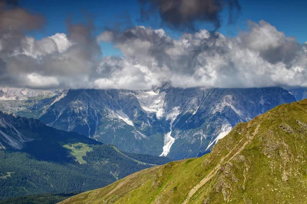 Wolke mit flacher Basis bedeckt Gipfel der Sexten-Dolomiten, Italien — Stockfoto