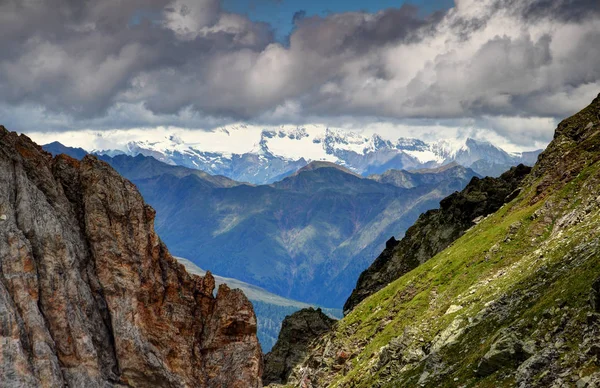 Falésias de Alpes Cárnicos com cumes e geleiras de Hohe Tauern — Fotografia de Stock
