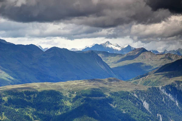 Picos nevados e cumes íngremes em Venediger e Villgraten Tauern — Fotografia de Stock