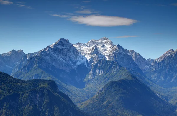 Zasněžený vrchol Triglav, Vrata a Doliny Kot, Julské Alpy, Slovinsko — Stock fotografie