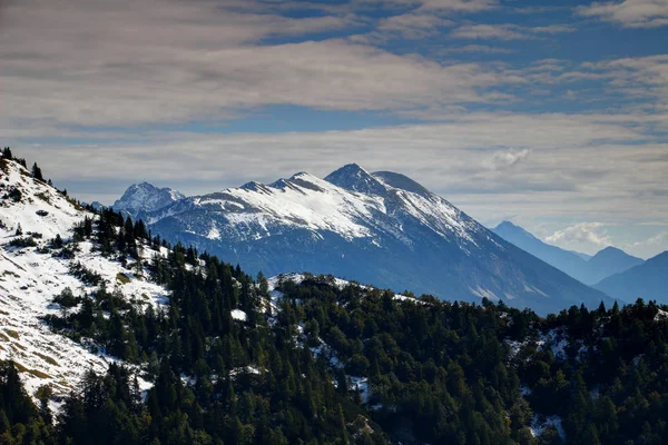 Stol le plus haut sommet de Karavanke avec des crêtes enneigées, Slovénie — Photo