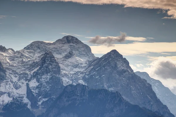 Mocný Triglav nejvyšší vrchol Slovinska pod sněhem — Stock fotografie