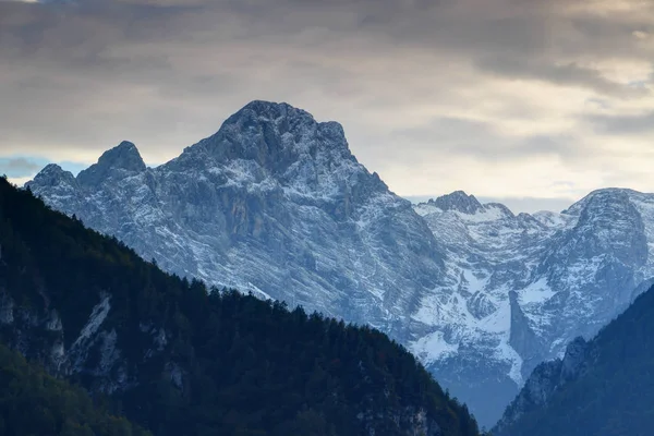 Rosto norte do pico de Rjavina em Kot Valley, Julian Alps, Eslovénia — Fotografia de Stock