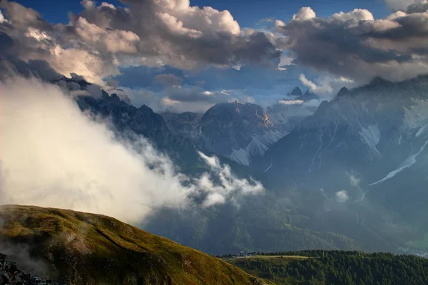 Sesto Valley, Dolomites and Tre Cime in sunlit clouds at sunset — стоковое фото