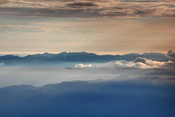 Ridge siluety zářící podzim mlhy Bohinj Julské Alpy — Stock fotografie