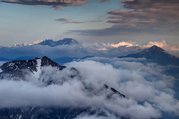 Rozsahu Karavanke ostré vrcholy a Kamnické Alpy povznést se nad mraky — Stock fotografie