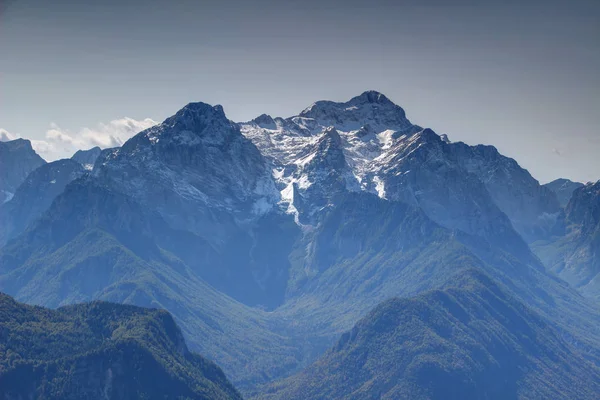 Schneebedeckter Triglav mit bewaldetem Vrata und Kottal in den Julischen Alpen — Stockfoto