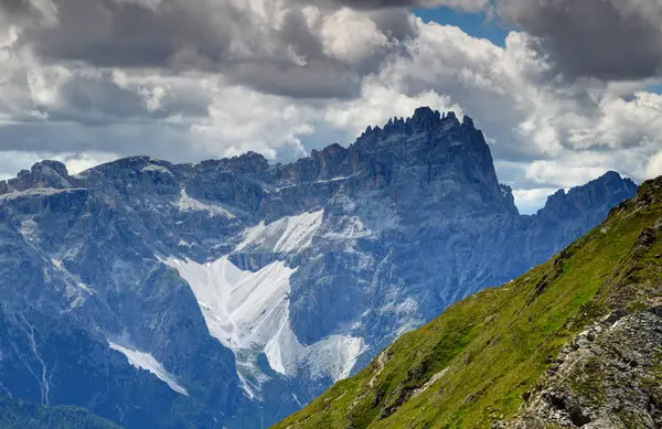 Postrzępione szczyty Sexten Dolomites z trawiastym Alpy Karnickie Włochy — Zdjęcie stockowe