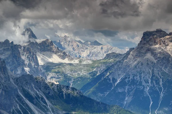 Zinnen plateau under Drei Zinnen Tre Cime peaks in Dolomites — Zdjęcie stockowe