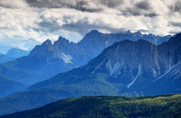 Modravé mlhy a mraky nad Marmarole a Itálie Sesto Dolomiti — Stock fotografie
