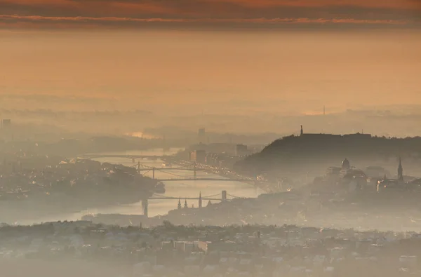 Budapeste centro da cidade ao nascer do sol em névoa brilhante manhã de inverno — Fotografia de Stock