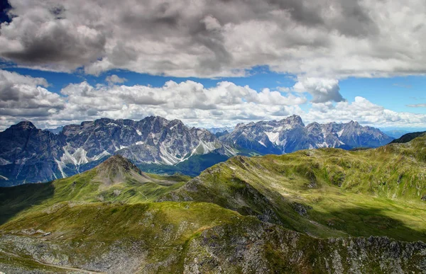 Zerklüftete Sexten-Dolomiten mit grünen Hängen der Karnischen Alpen Italien — Stockfoto