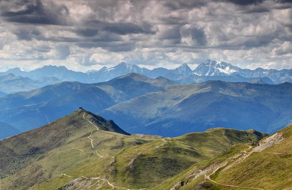 Extremidade ocidental do cume principal dos Alpes Cárnicos com Tauern alto nevado — Fotografia de Stock