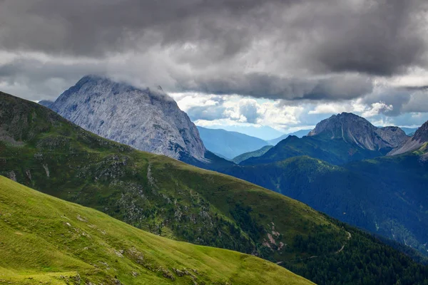 Grüne hügel, felsige kämme und monte peralba karnischen alpen italien — Stockfoto