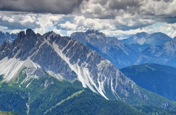 Sawtooth em forma de Crode dei Longerin pico em Alpes Cárnicos Itália — Fotografia de Stock