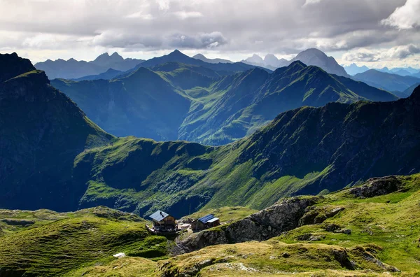 Cabaña de montaña y soleadas crestas verdes Alpes Cárnicos Tirol Austria — Foto de Stock