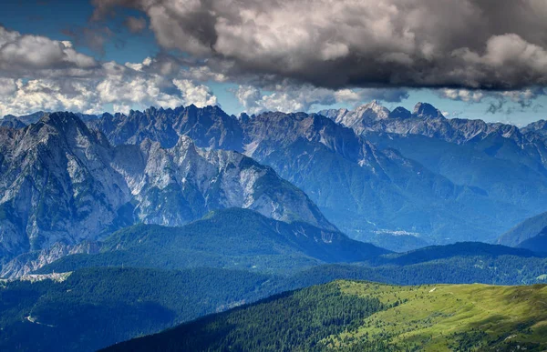 Skarpa vertikala Karniska Alperna rock ansikten ovanför Piave valley Italien — Stockfoto