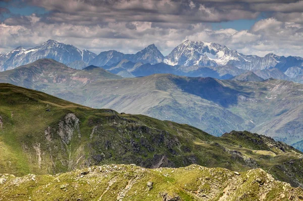 Grasbewachsene karnische Alpen und zerklüftete Tauern mit schneebedecktem Hochgallen — Stockfoto