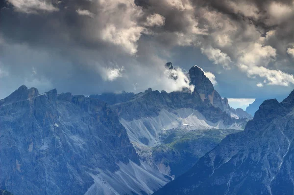 Zinnenplateau under norra ansikten av Sexten Dolomiterna toppar Italien — Stockfoto