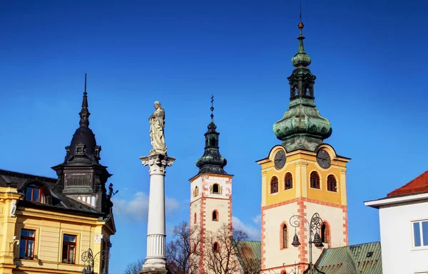 Coloridas torres soleadas de la plaza principal Banska Bystrica Eslovaquia —  Fotos de Stock