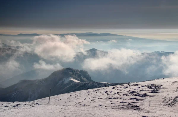 Pole s cedulemi v Velká Fatra hřebeny Nad kouřově modrá — Stock fotografie