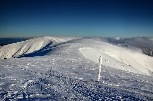 Pistes de ski et bâtons de bois sur la crête principale de Velka Fatra Slovaquie — Photo