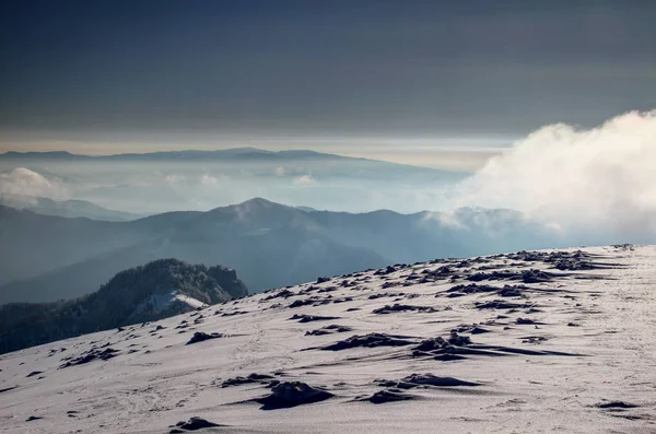 Sníh formace na pustý hřeben v Velká Fatra Nad kouřově modrá — Stock fotografie