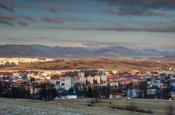 Banska Bystrica paisaje urbano con nieve Baja gama Tatra Eslovaquia — Foto de Stock