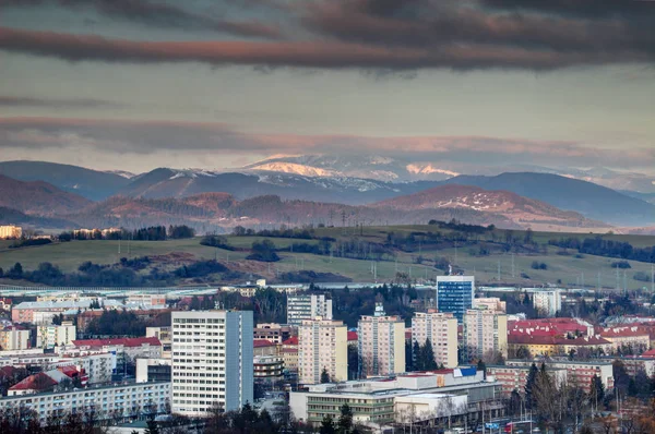 Banska Bystrica grattacieli e innevati Low Tatra gamma Slovacchia — Foto Stock