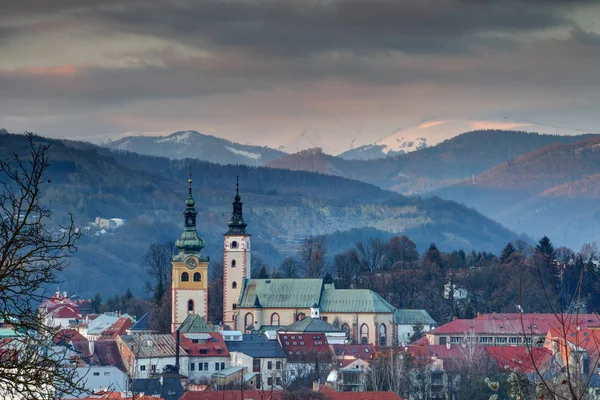 Paisaje urbano del casco antiguo de Banska Bystrica al atardecer de invierno Eslovaquia —  Fotos de Stock