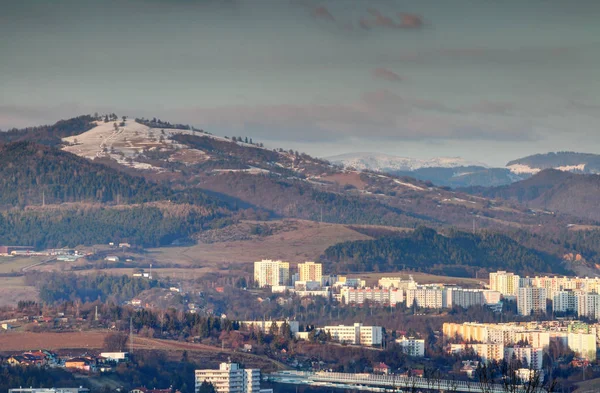 Picos nevados sobre los bloques de torre Banska Bystrica Eslovaquia — Foto de Stock