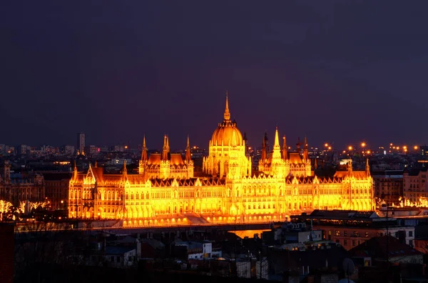 Floodlit Parlamento húngaro Edifício ao entardecer no banco do Danúbio — Fotografia de Stock