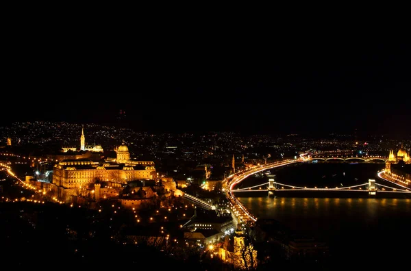 Budapest panorama vespertino con el Castillo de Buda y la orilla del Danubio — Foto de Stock