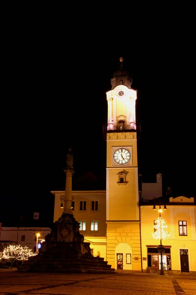 Menara jam yang diterangi air di alun-alun utama Banska Bystrica Slovakia — Stok Foto