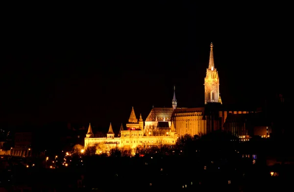 Рыбацкий бастион / Matthias Church башни ночью Будапешт — стоковое фото