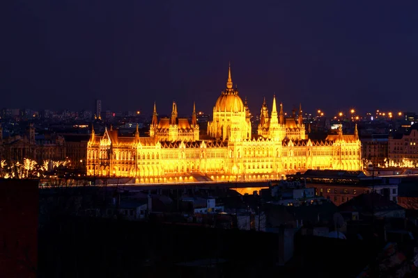 Floodlit Parlamento húngaro Edifício ao entardecer no banco do Danúbio — Fotografia de Stock