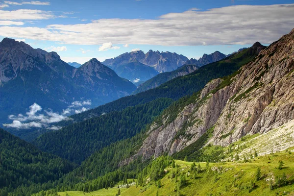 Wiesen und zerklüftete Gipfel der Karnischen Alpen und des Dolomitenpesarins — Stockfoto