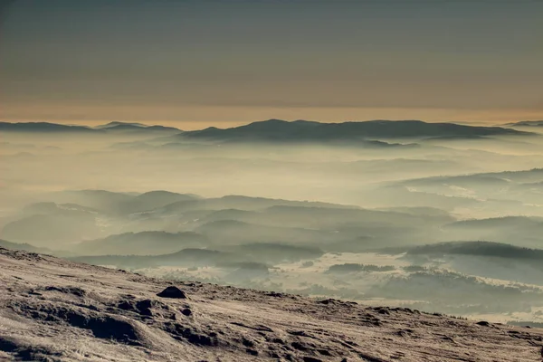 Siluetas de Gorce Montañas en el mar de niebla al amanecer Polonia — Foto de Stock