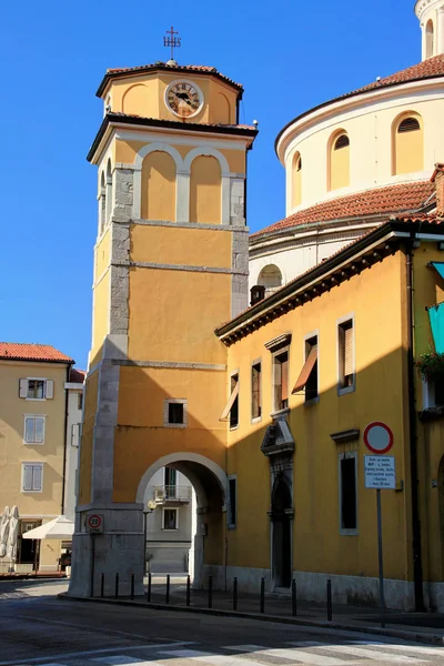 Campanile con cancello della cattedrale barocca di Vitus Rijeka Croazia — Foto Stock